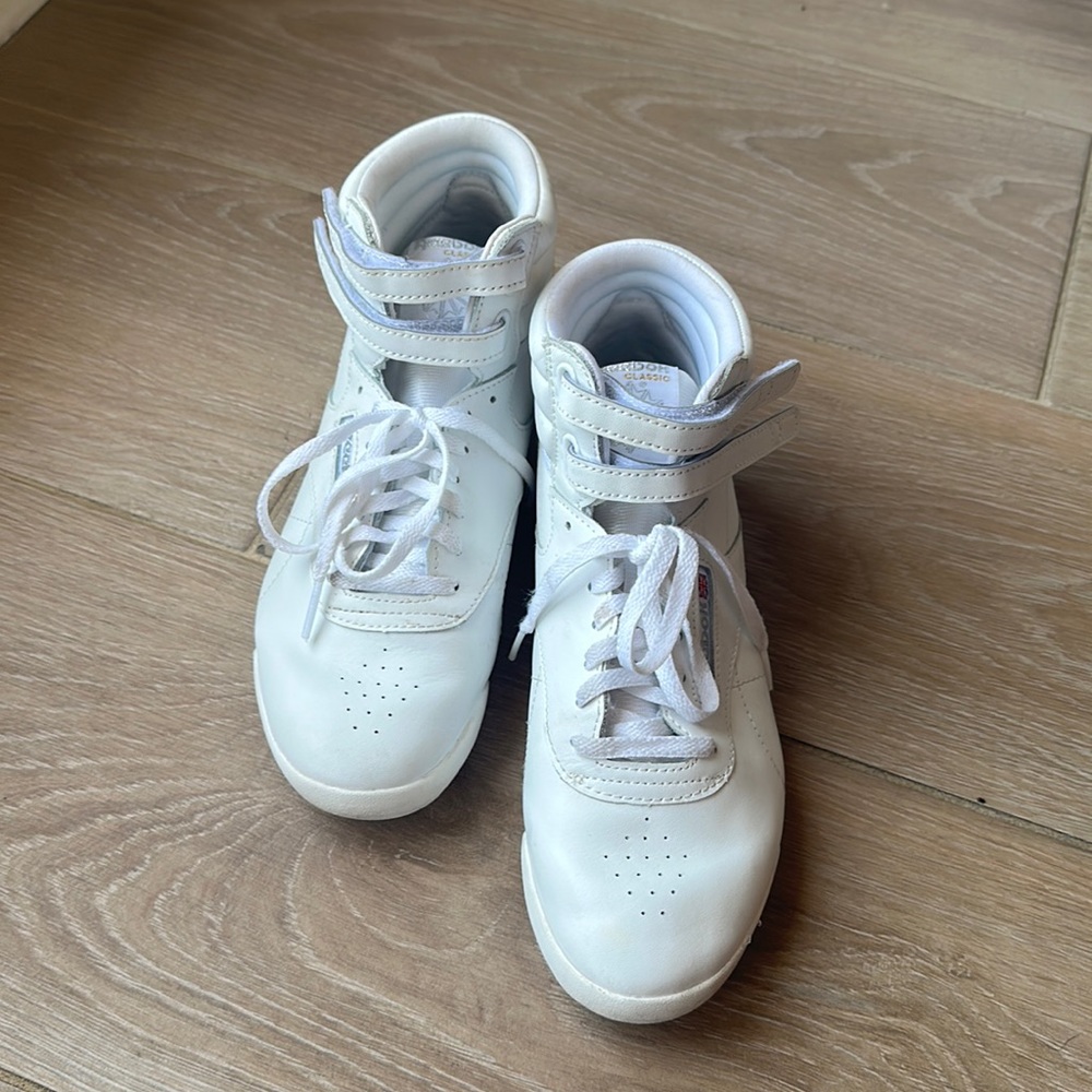 🎸🖤— EDDIE MUNSON REEBOK SHOES—🖤🎸 SIZE 5.5!